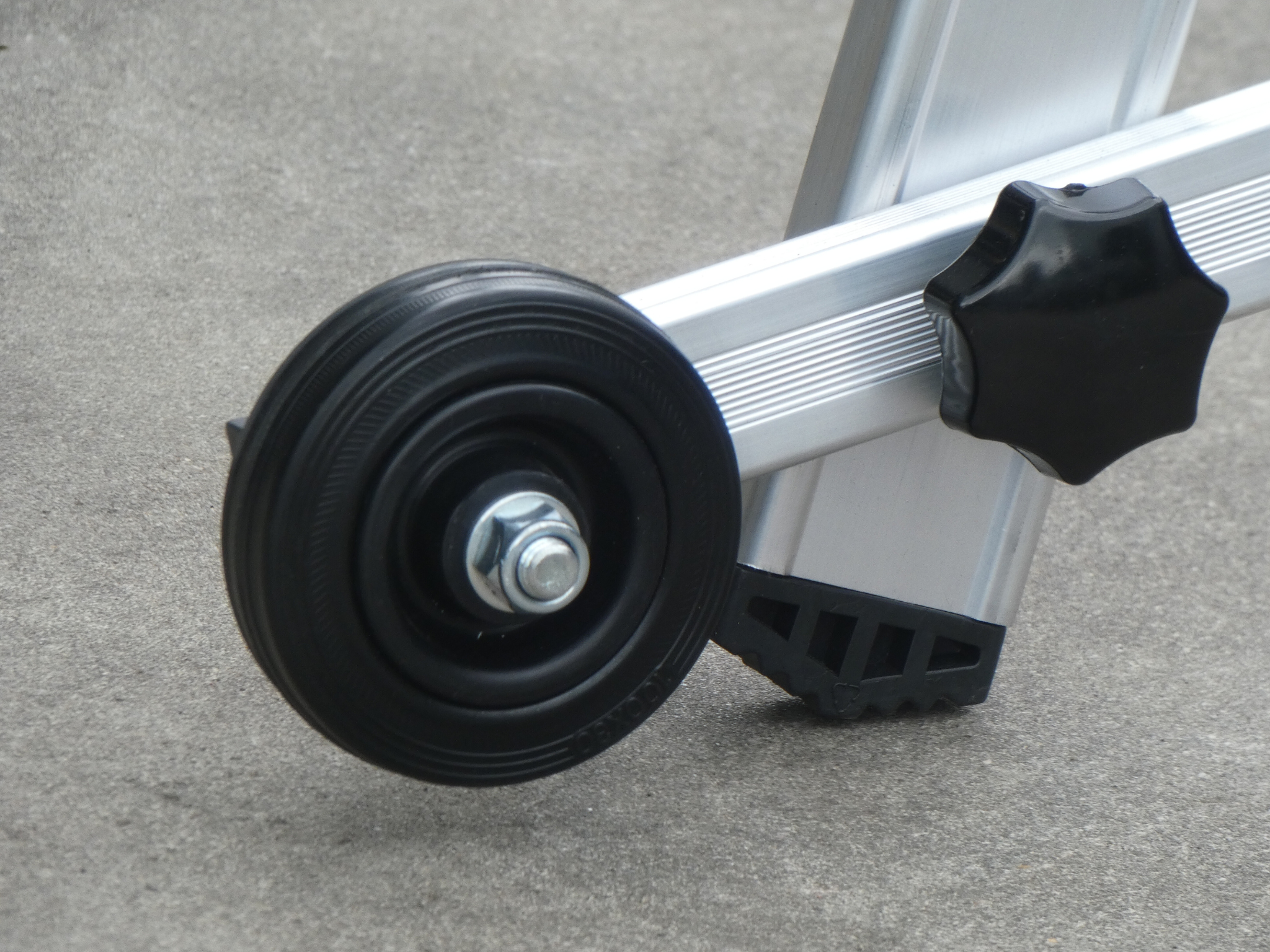 Wiel van een verrijdbare magazijntrap