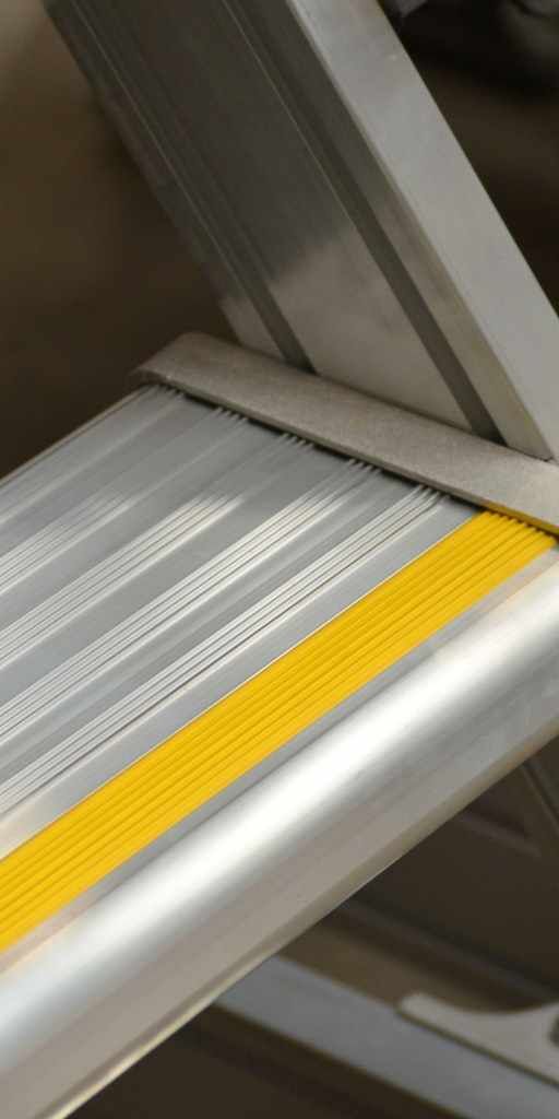 Wixor - Industri&euml;el platform met handrem - Trede