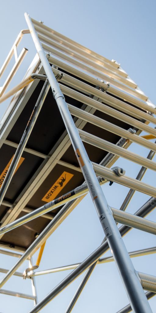 Voor weinig de hoogte in