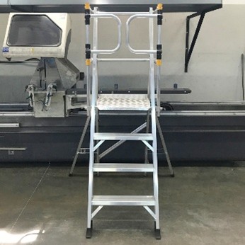 Magazijntrap Wixor in een fabriek