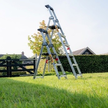 Twee huishoudtrappen van het merk Wixor